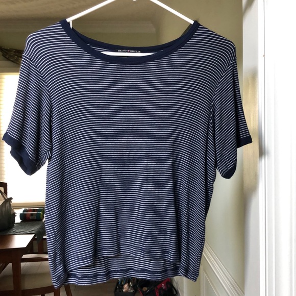 Brandy Melville soft slight cropped t-shirt - Picture 2 of 3